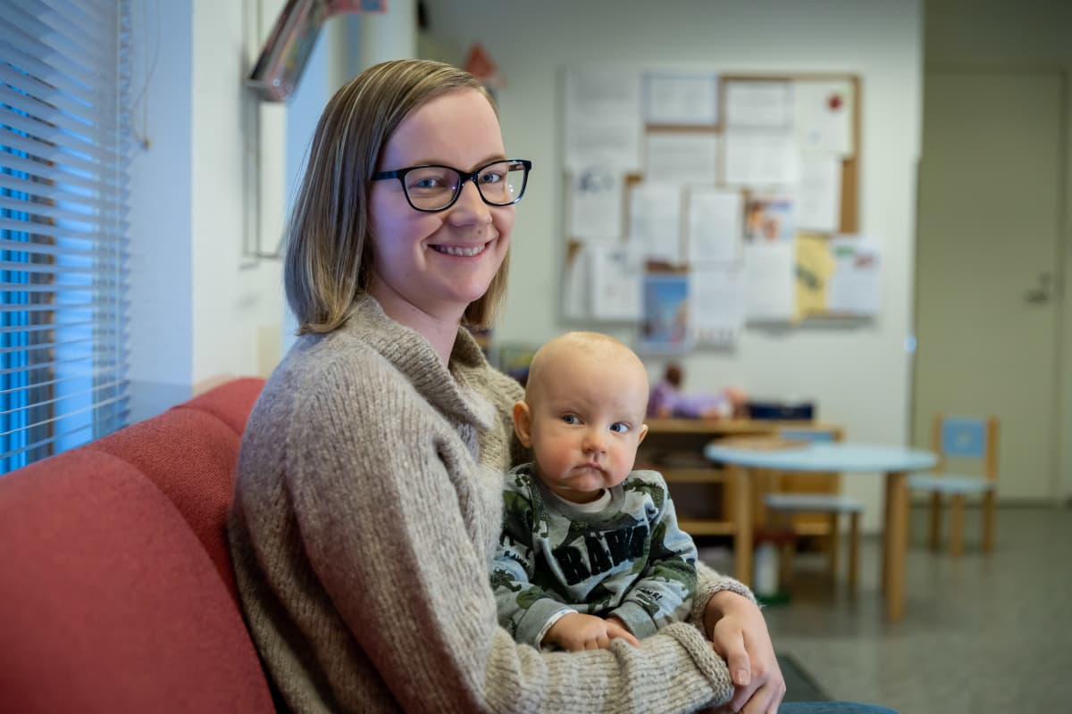 Luodossa asuva Julia Sundelin ja 8 kk:n ikäinen Willy rokotettavana, Luoto, 4.12.2018.