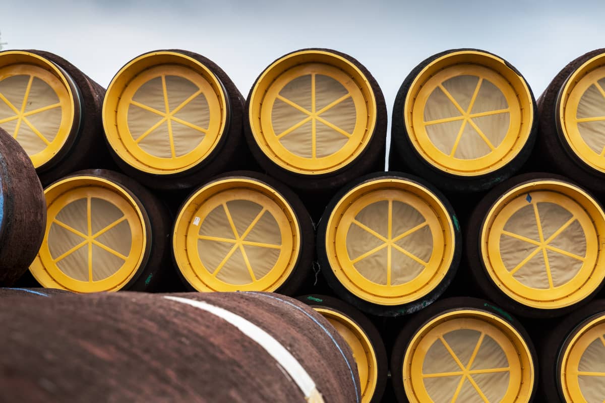 Maakaasuputkia varastoituna Nordstream 2-projektin satamassa Lappohjassa etelä-Suomessa.