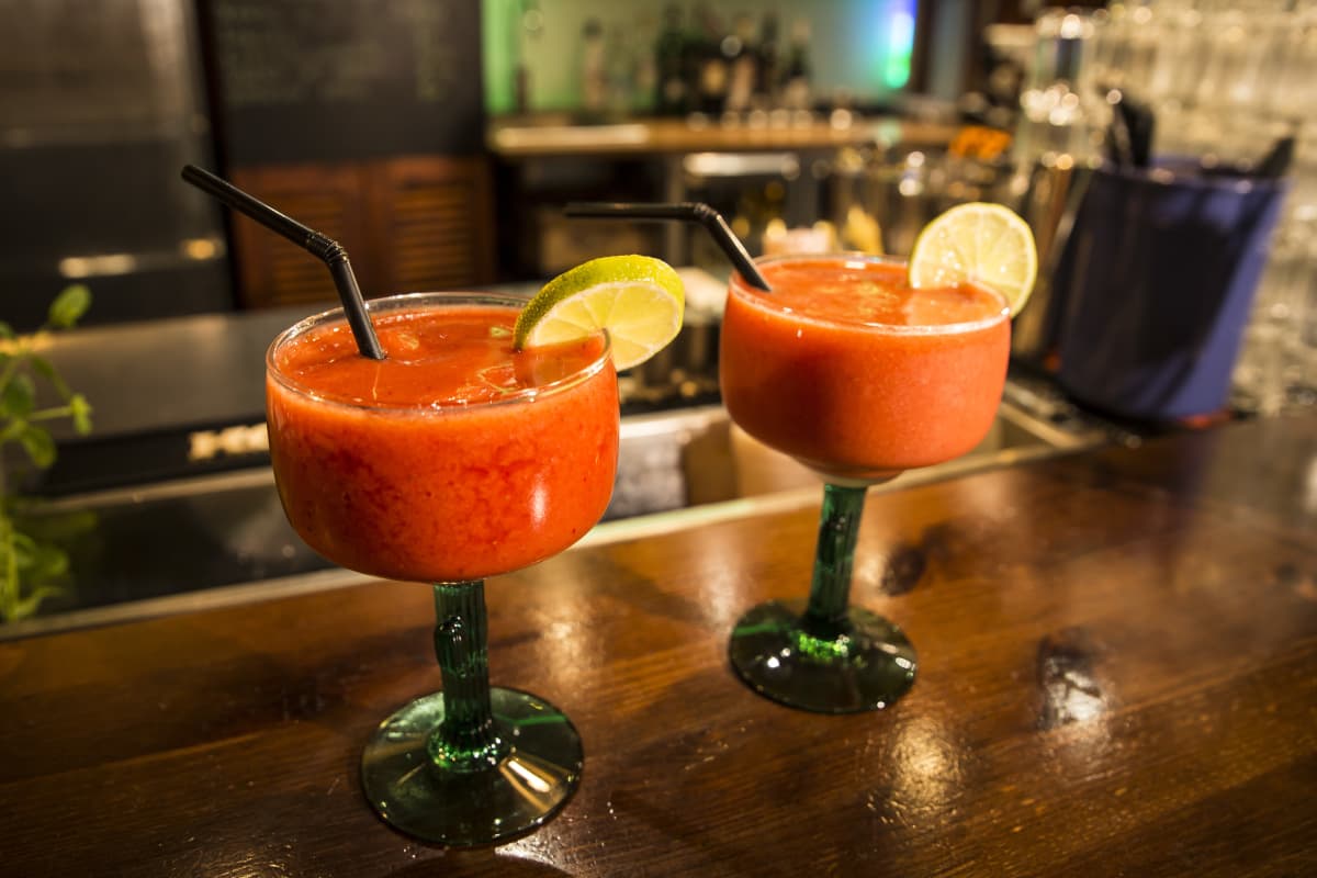 Alkoholiton mansikkamargarita-drinkki baaritiskillä