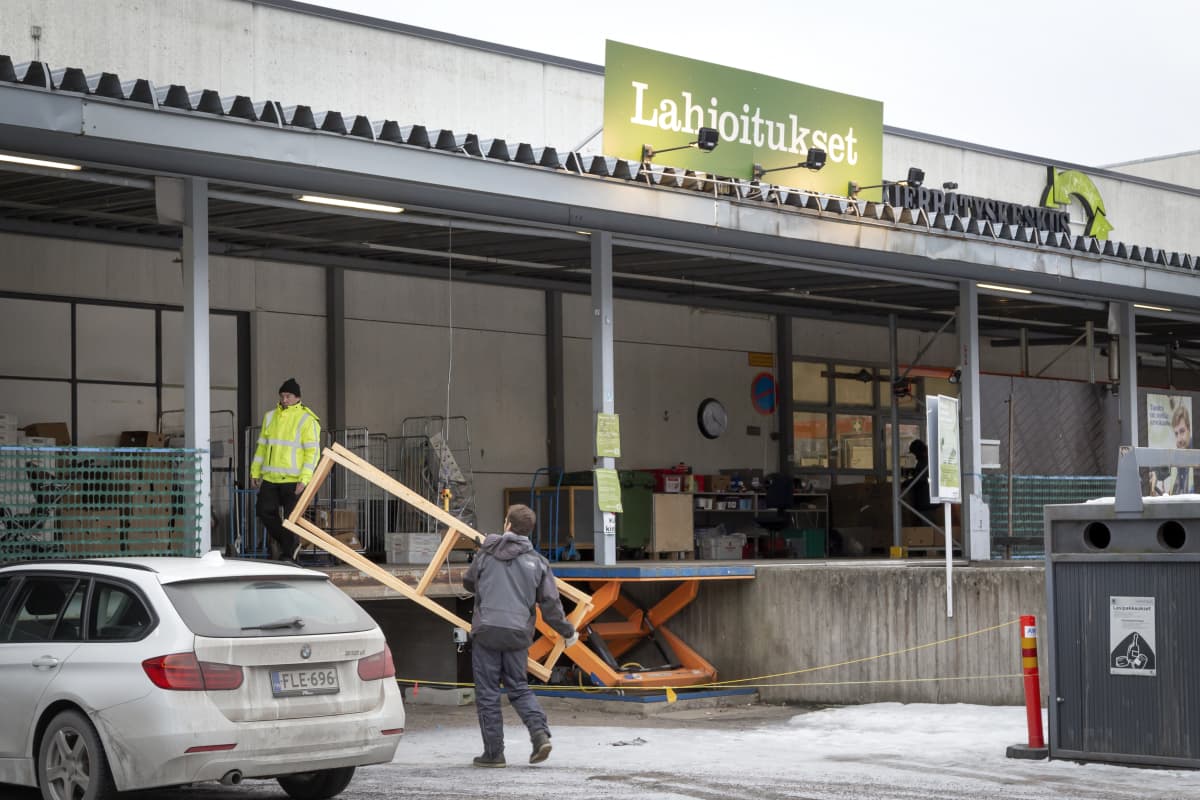 Asiakas kantaa Lundia tikkaita Kierrätyskeskukseen.