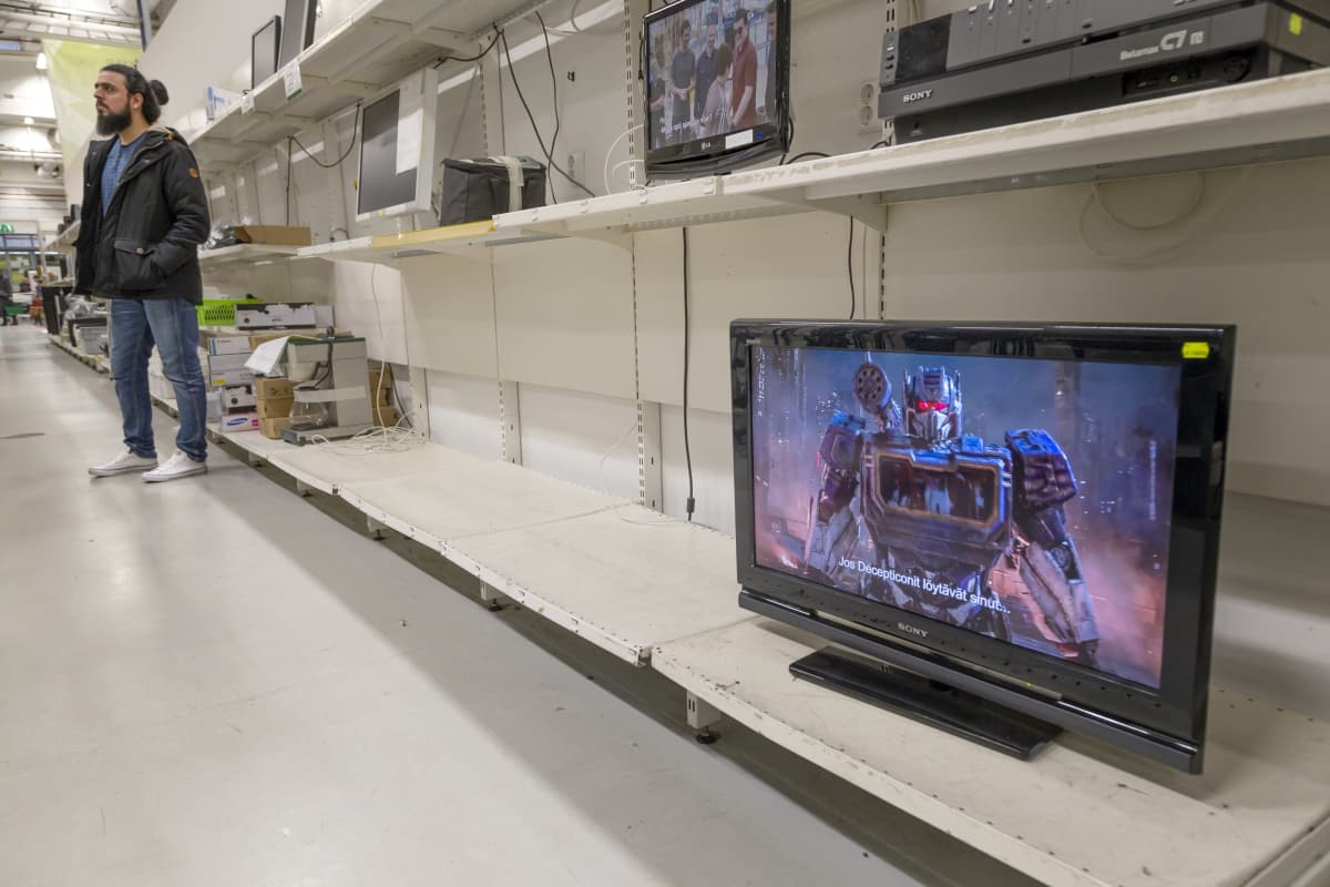 Tyhjä TV-hylly kierrätyskeskuksessa.