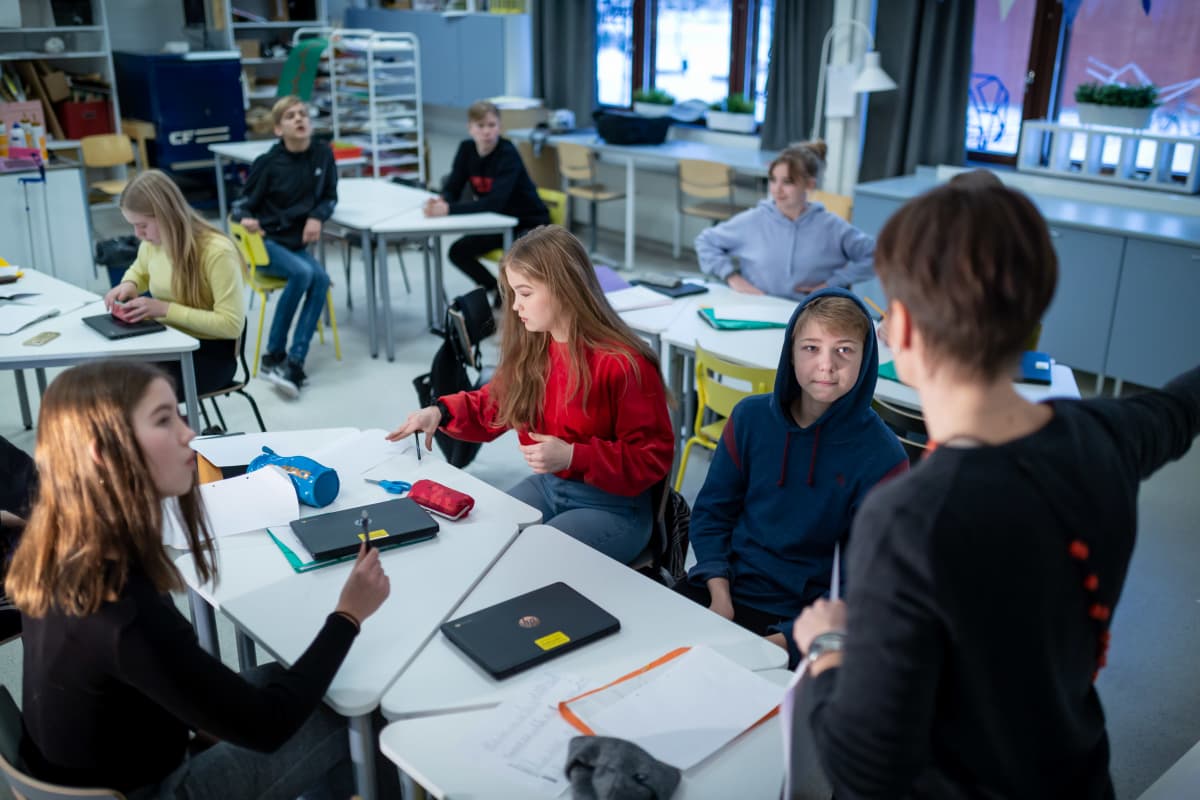 Yhdeksännen luokan oppilaita englannin kielen opetuksen tunnilla, opettajana lehtori Katariina Pekuri, Riihikallion koulu, Tuusula, 15.1.2019.