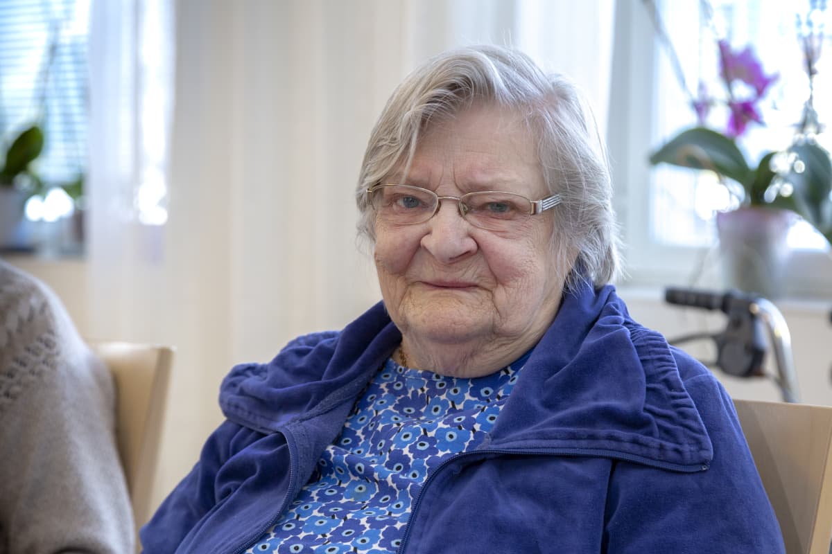 Tervaskannon hoivakodin asukas Maija Hagelberg.