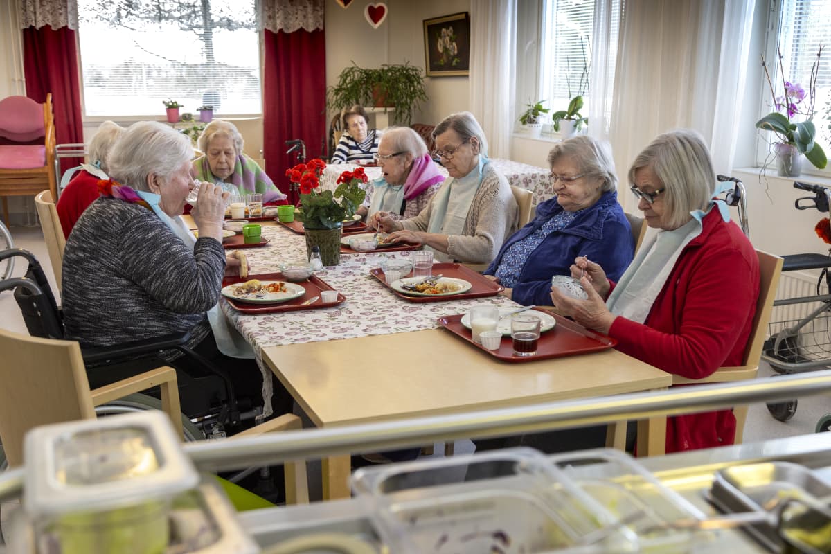 Ruokailua Tervaskannon hoivakodissa.