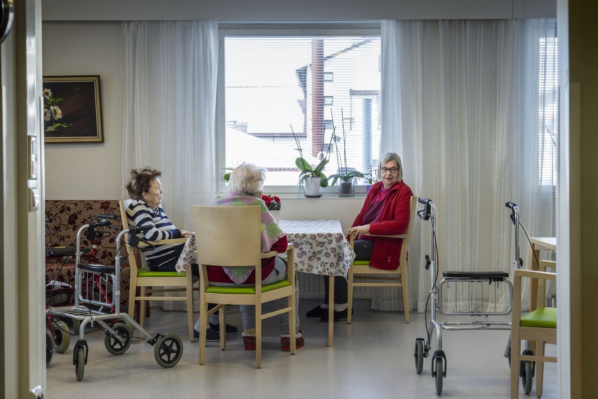 Tervaskannon hoivakodin asukkaita.