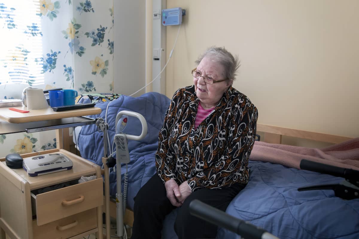 Tervaskannon hoivakodin asukas Aila Nikander.