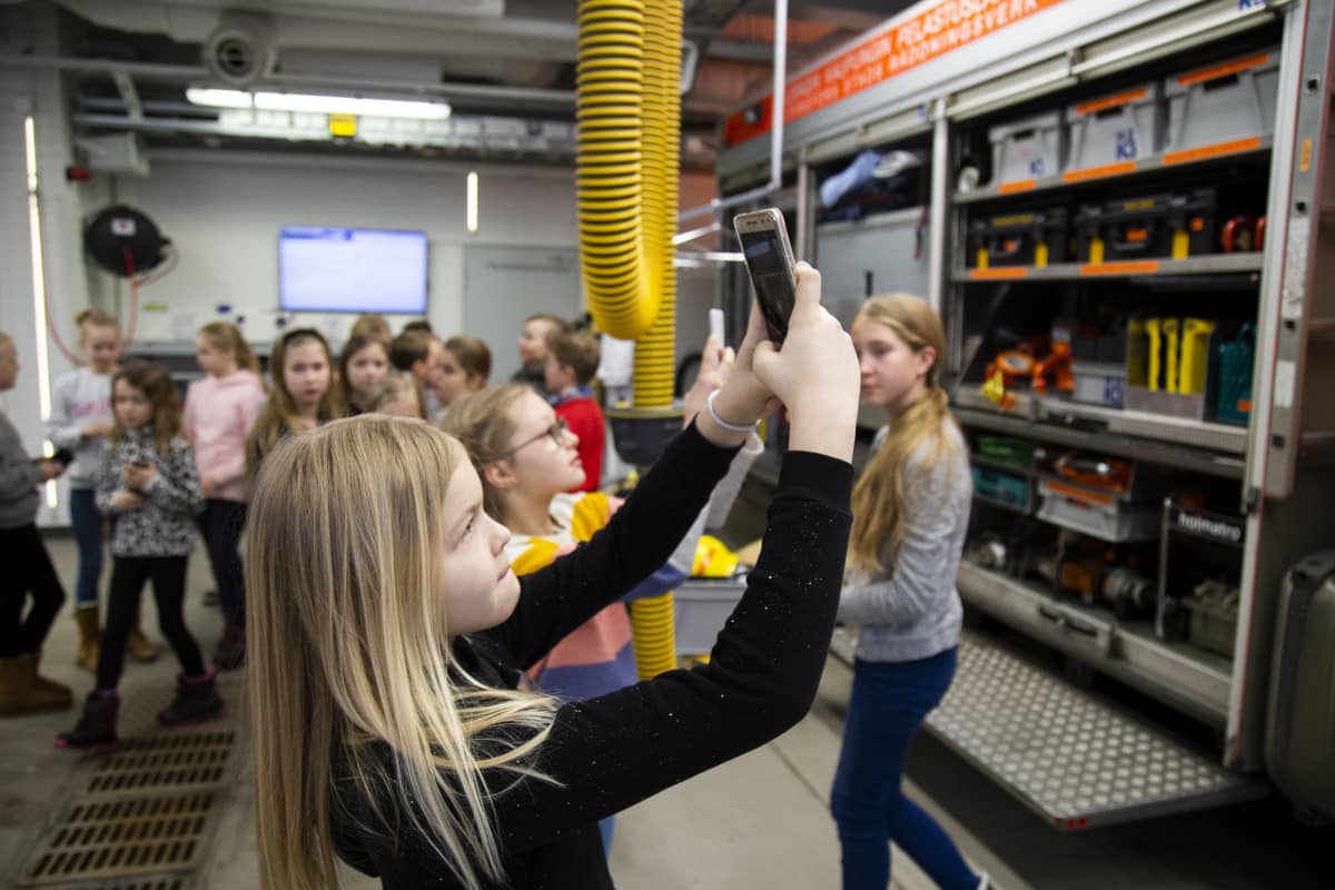 Paloheinän 4b retkellä paloasemalla