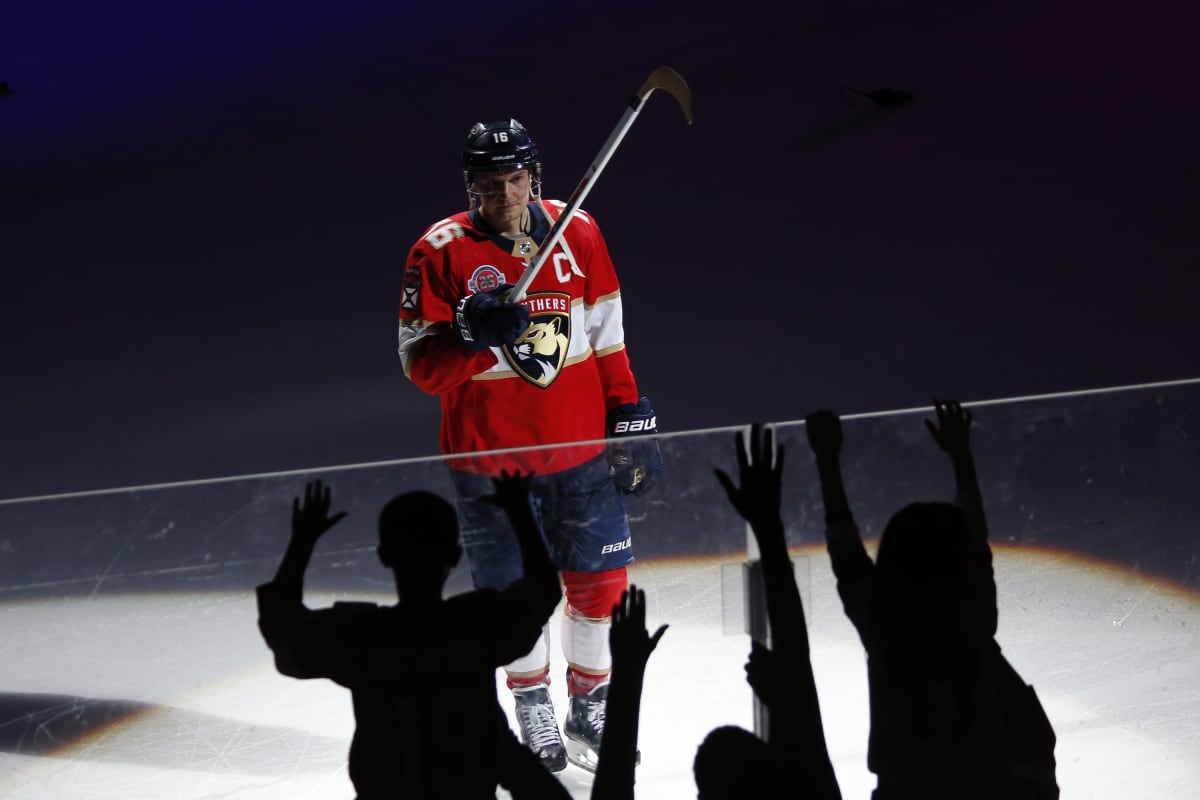 Aleksander Barkov ger sin klubba till en supporter efter att ha blivit vald till matchens spelare.