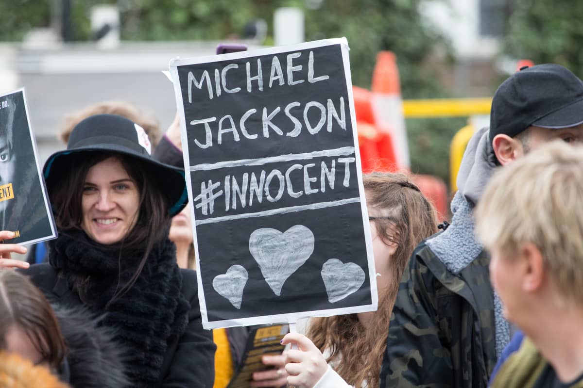 Michael Jackson-fans protesterar mot visningen av dokumentärfilmen "Leaving Neverland" utanför Channel 4 i London.