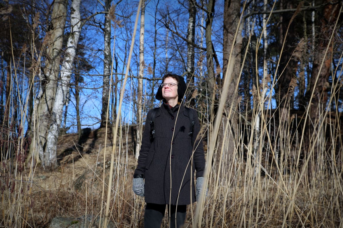Kirjailija Maarit Verronen Varjosaaressa Itä-Helsingissä.