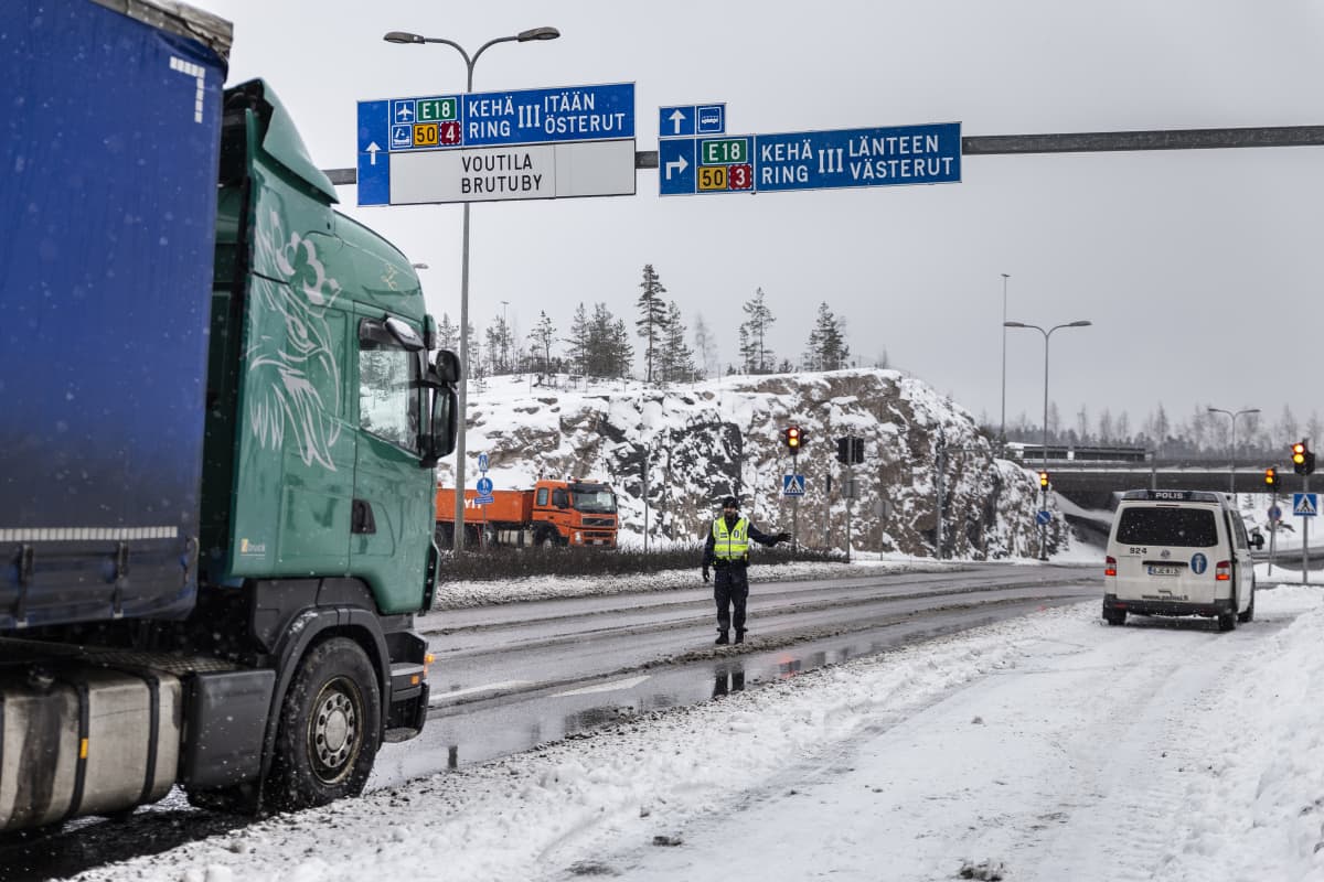 vanhempi konstaapeli Kimmo Savola tekee ratsiaa rekalle