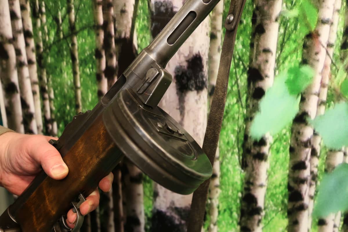 Lipas kiinni Suomi-konepistoolissa.