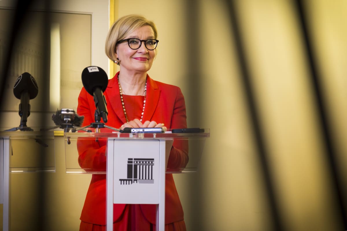 Paula Risikko eduskunnan tiedotustilaisuudessa.