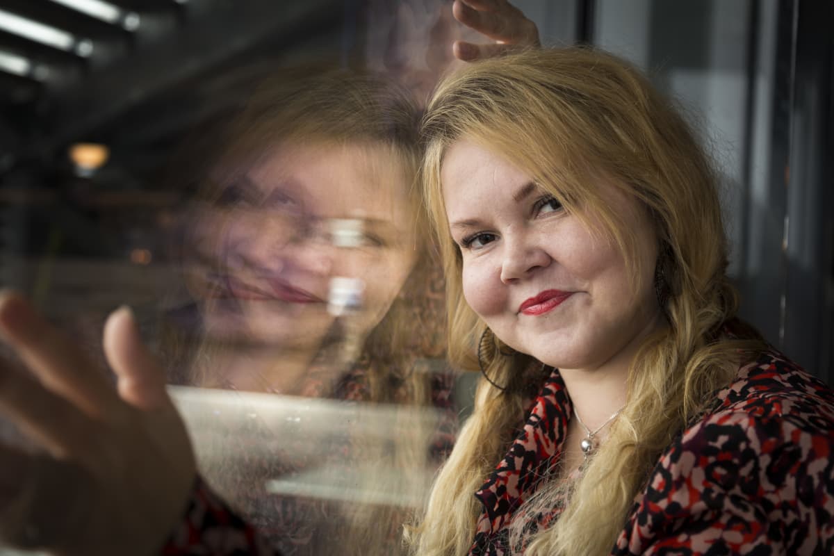Katja Kettu ikkunan ääressä.
