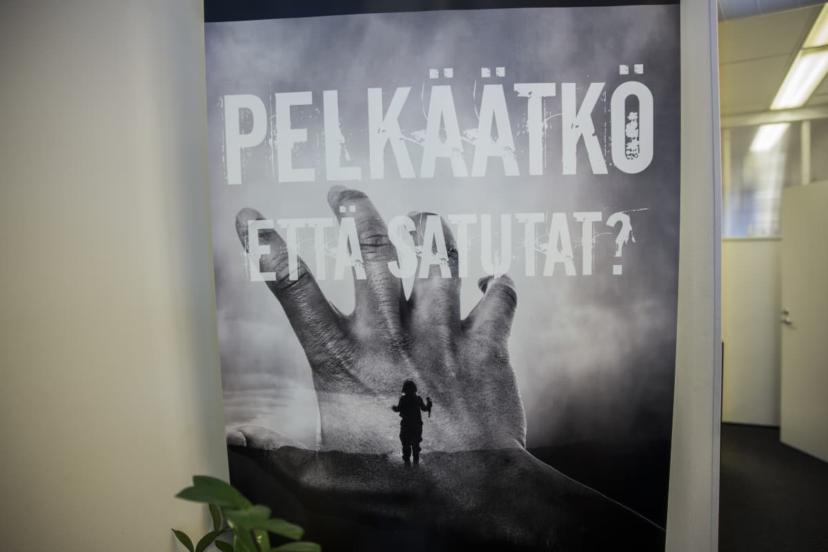 Pelkäätkö että satutat? Juliste, Lyömättömän linjan tiloissa