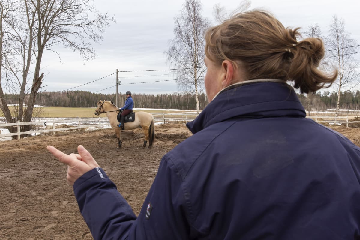 Jenny Kärkkäinen, vammaisurheilija, ratsastaja, hevonen, Karlvikin ratsastustallit, valmentaja, FAS-diagnoosi