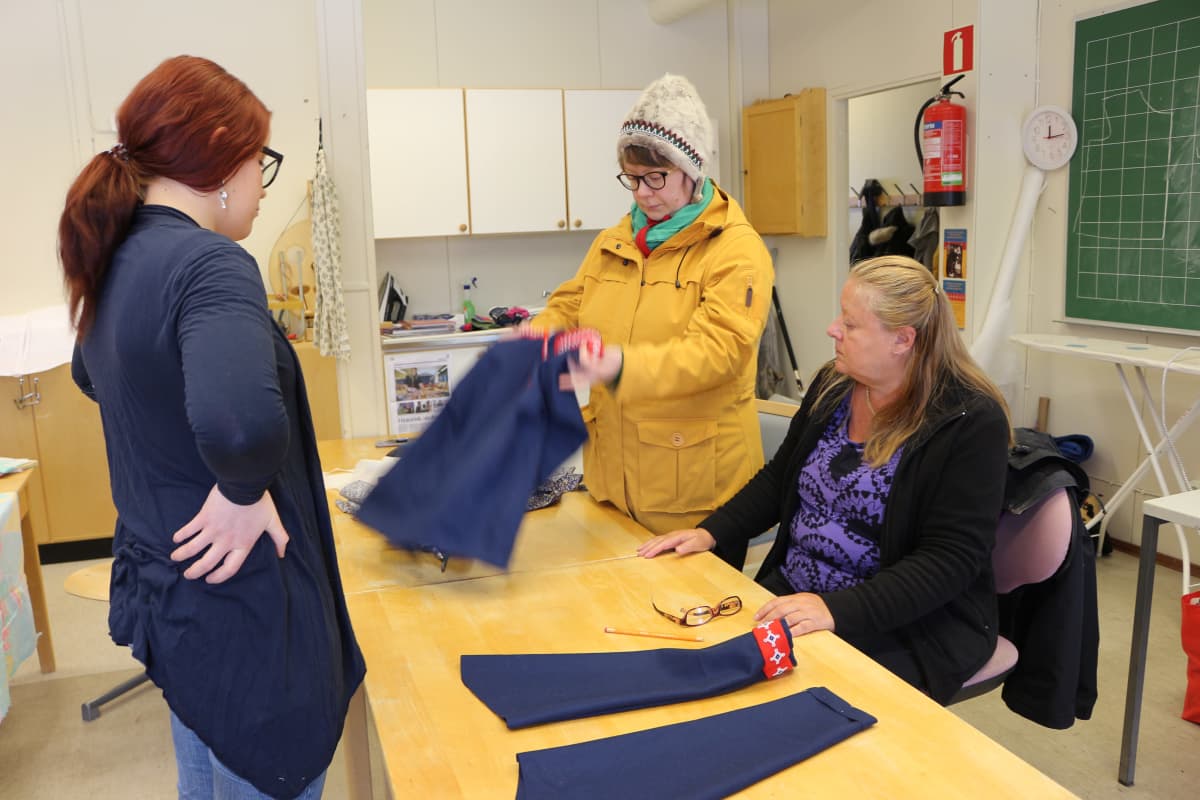 Kolttasaamelaisen naisen puvun ompelua.