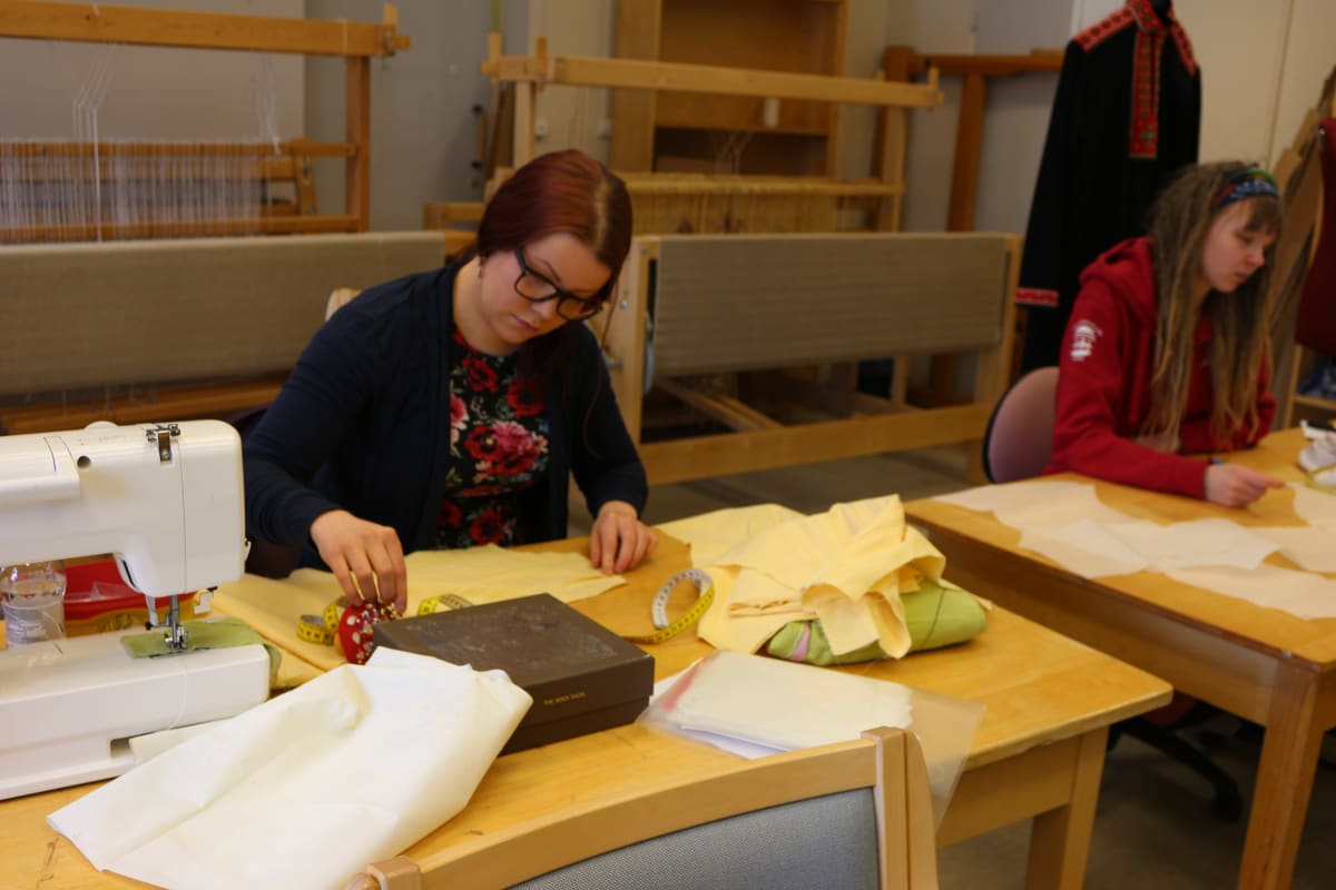 Kolttasaamelaisen naisen puvun ompelua.