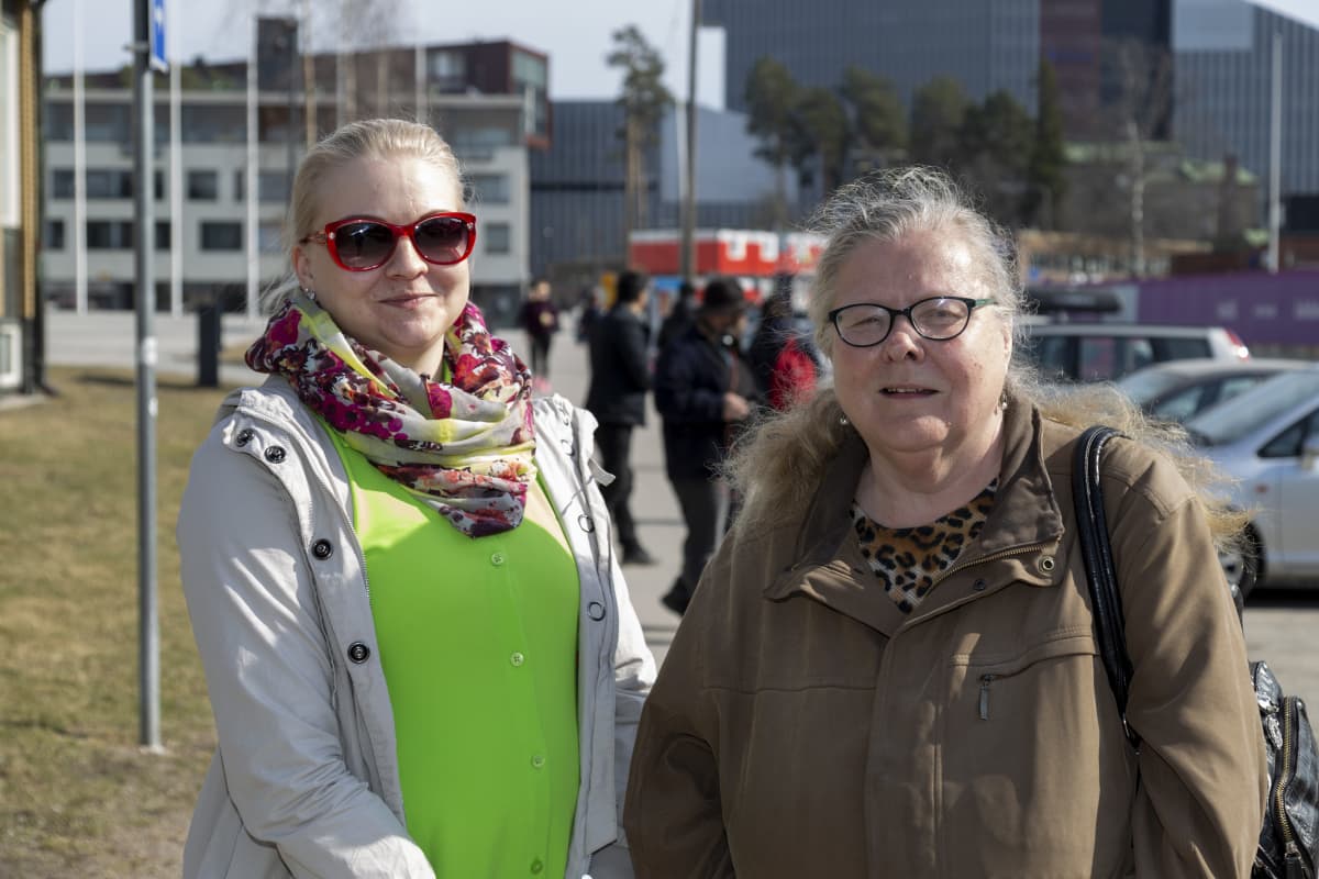 Marisa Kaarimaa (tytär) ja Anne Kaarimaa (äiti) Tikkurilassa.