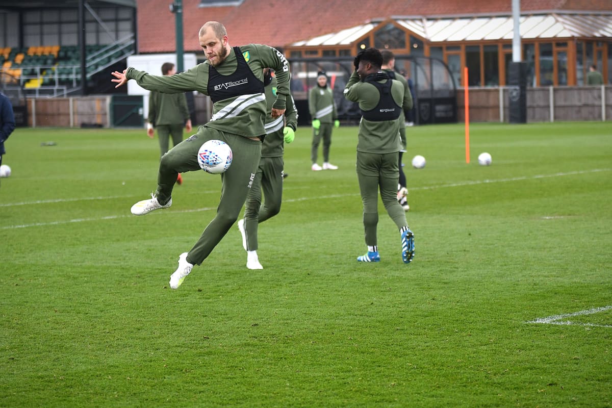 Teemu Pukki försöker sig på ett avslut på Norwich träning.