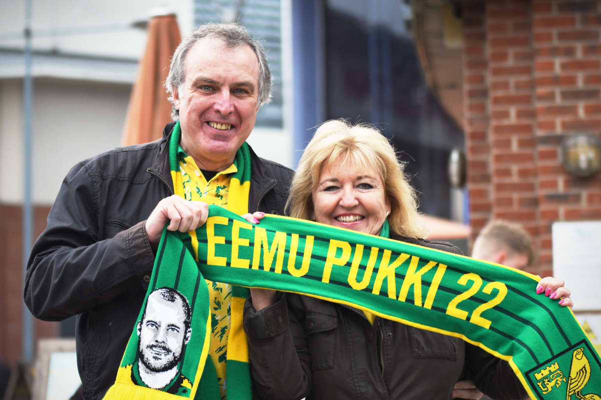 Helene Schwabe Magill och Philip Magill håller i en Teemu Pukki-halsduk.