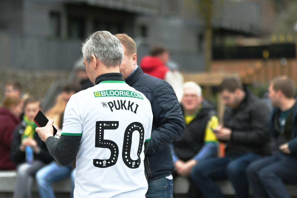 En supporter med en Pukki-tröja.