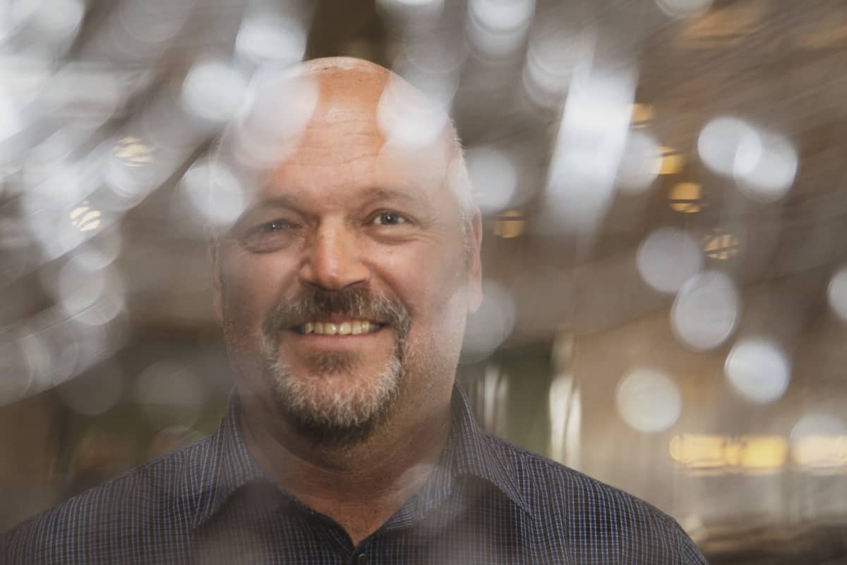 Buurtzorgin kansainvälisistä kumppanuuksista vastaava päällikkö John Lindström kaavailee mallin tuomista Suomeen.