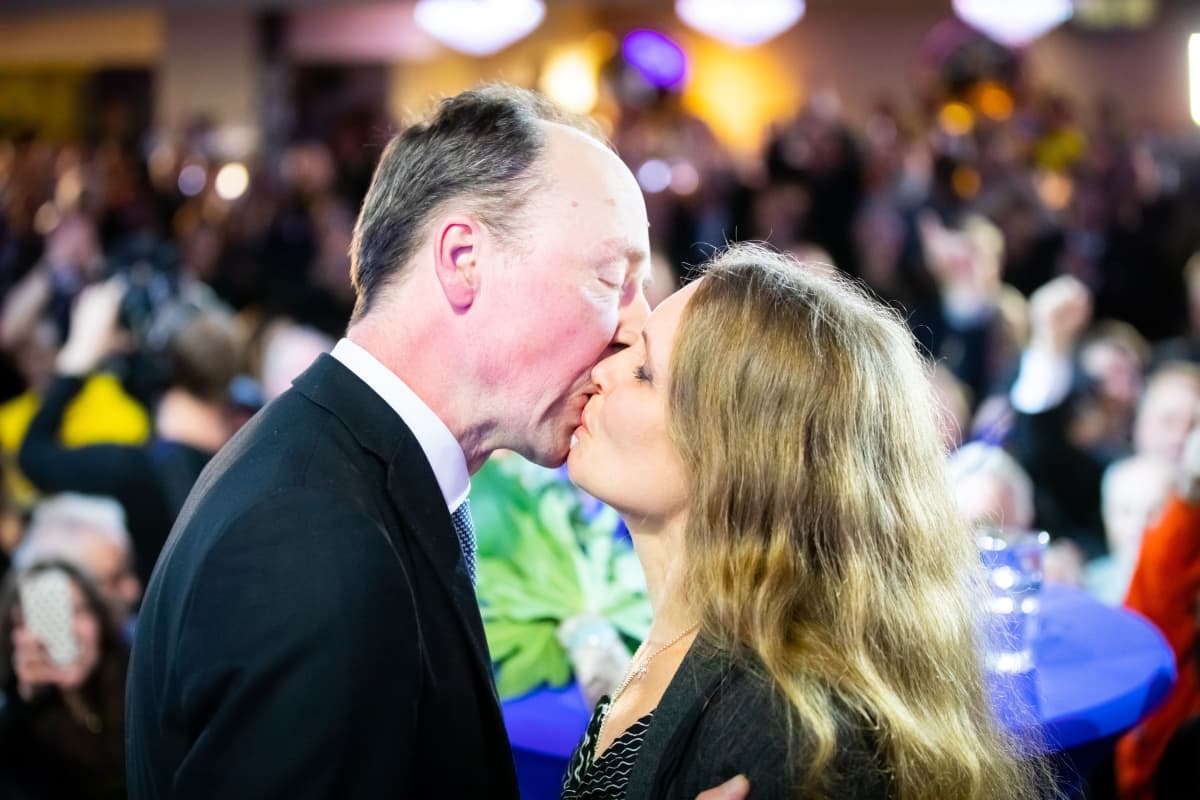 Eduskuntavaalit 2019. Perussuomalaisten vaalivalvojaiset. Jussi Halla-aho suutelee vaimoaan Hilla Halla-ahoa.