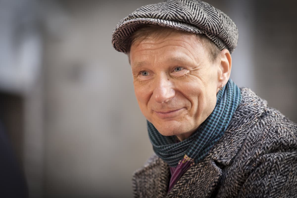 Ismo Alanko Kaapelitehtaan pihalla.