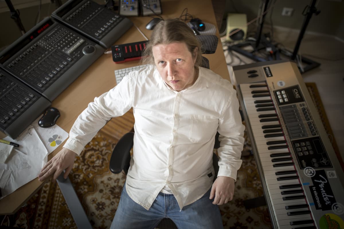 Matti Mikkola studiollaan.