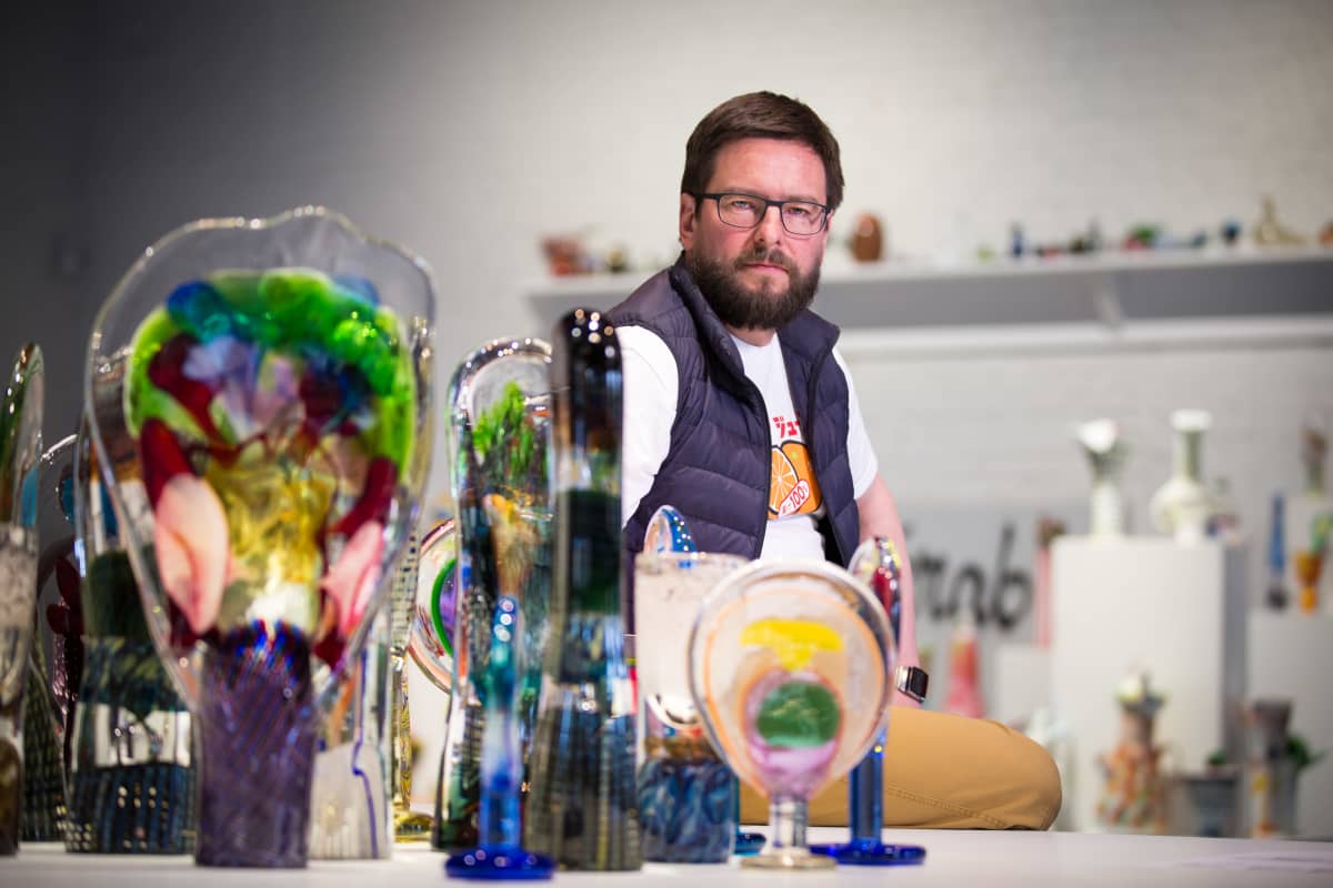 Harri Koskinen Oiva Toikan teosten keskellä Suomen lasimuseossa.