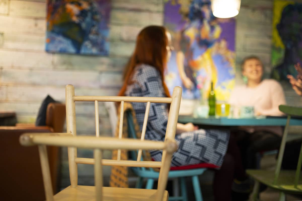 Jemina Viitala, Mertta Hätinen ja Laura Liimatainen keskustelevat lapsettomuudesta kahvilassa
