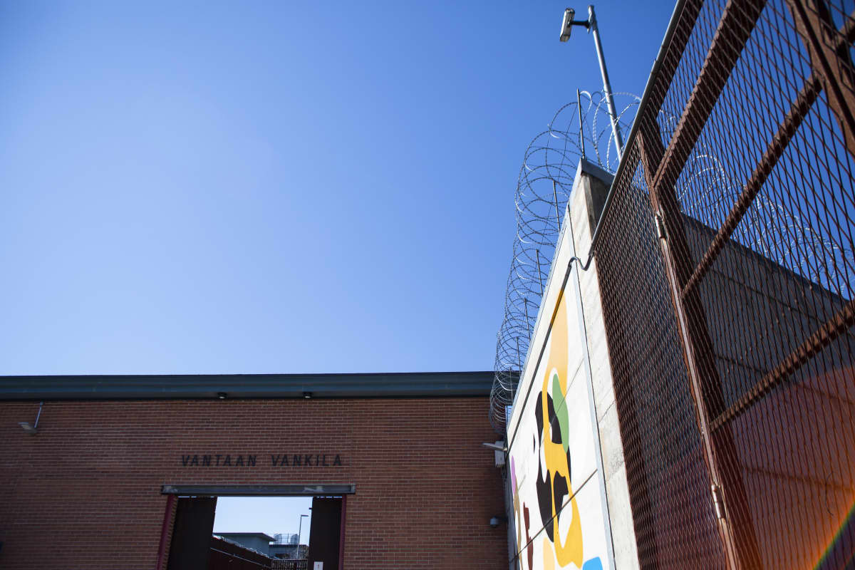 Vantaan vankilan portit ja piikkilanka-aitaa