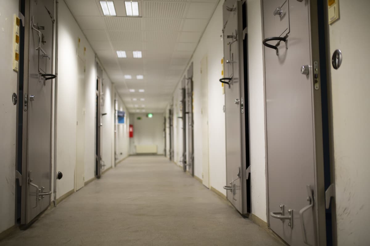 tutkintavankilan käytävä ja sellien ovia