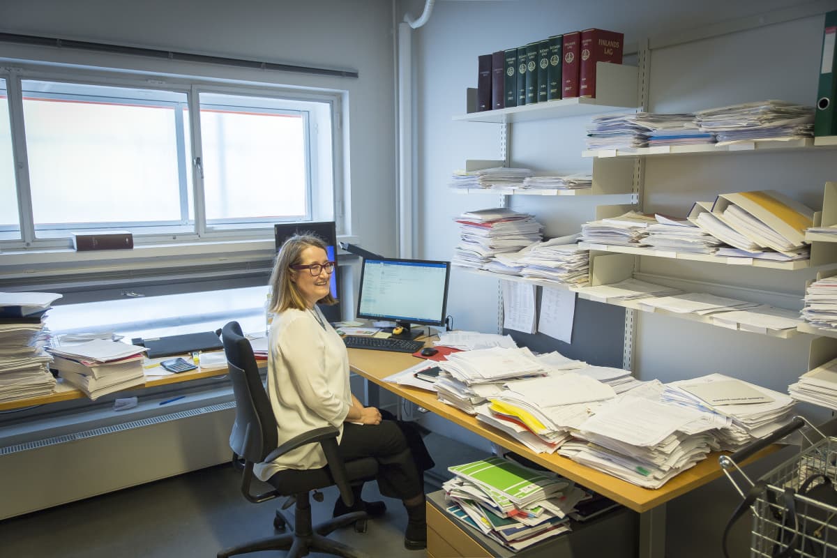 Käräjäoikeuden tuomari Minna Hällström työhuoneessaan.