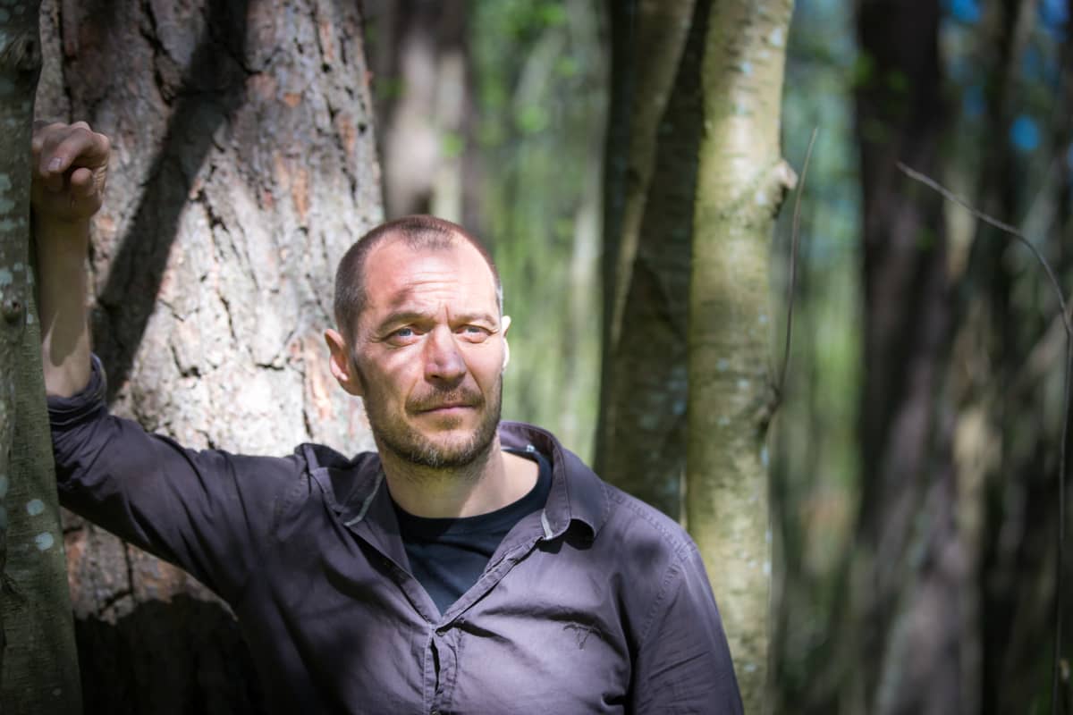 Aleksi Salmenperä metsässä.