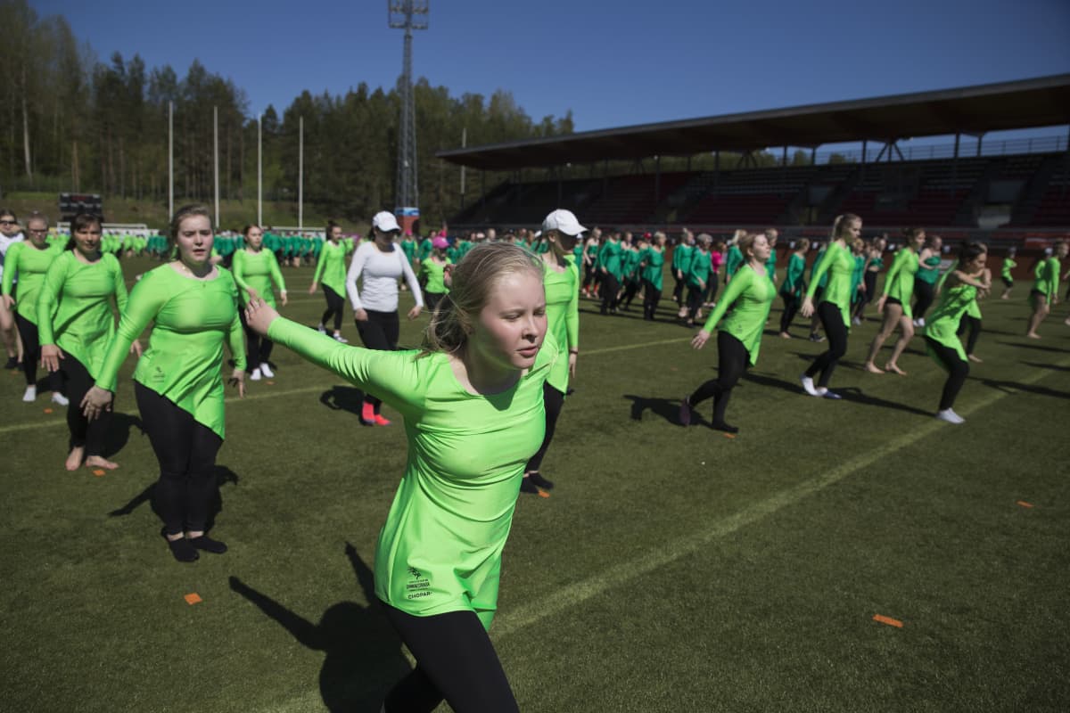 Naisvoimistelun historiaa tutkivan Aino Sarjen mukaan nykypäivän voimistelijat saavat käyttää omaa vartaloaan omalla tavallaan.