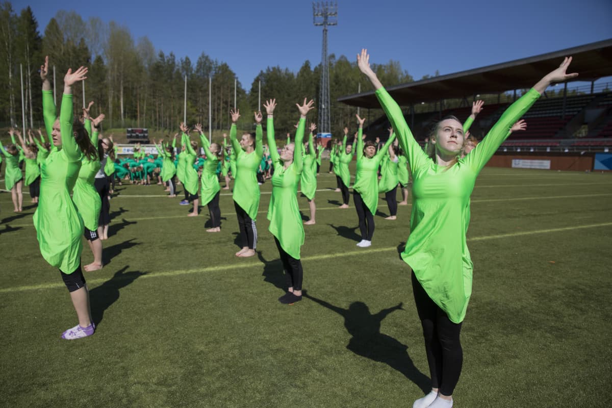 Yli 1500 voimistelijaa kokoontui harjoittelemaan Vantaan Myyrmäen urheilupuistoon.
