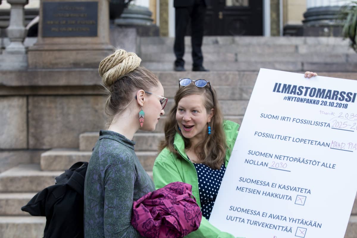 Greenpeacen mielenosoitus Säätytalon edessä. Kansanedustaja Hanna Sarkkinen.