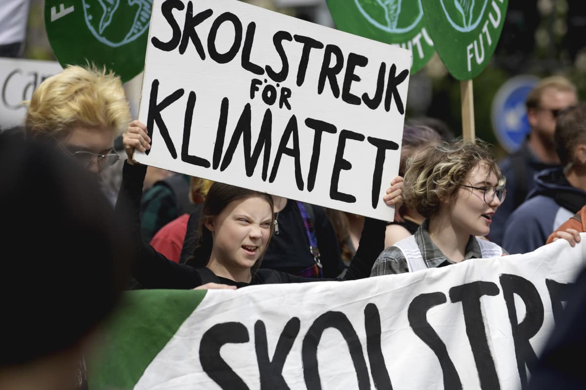 Greta Thunberg går i en klimatstrejk.