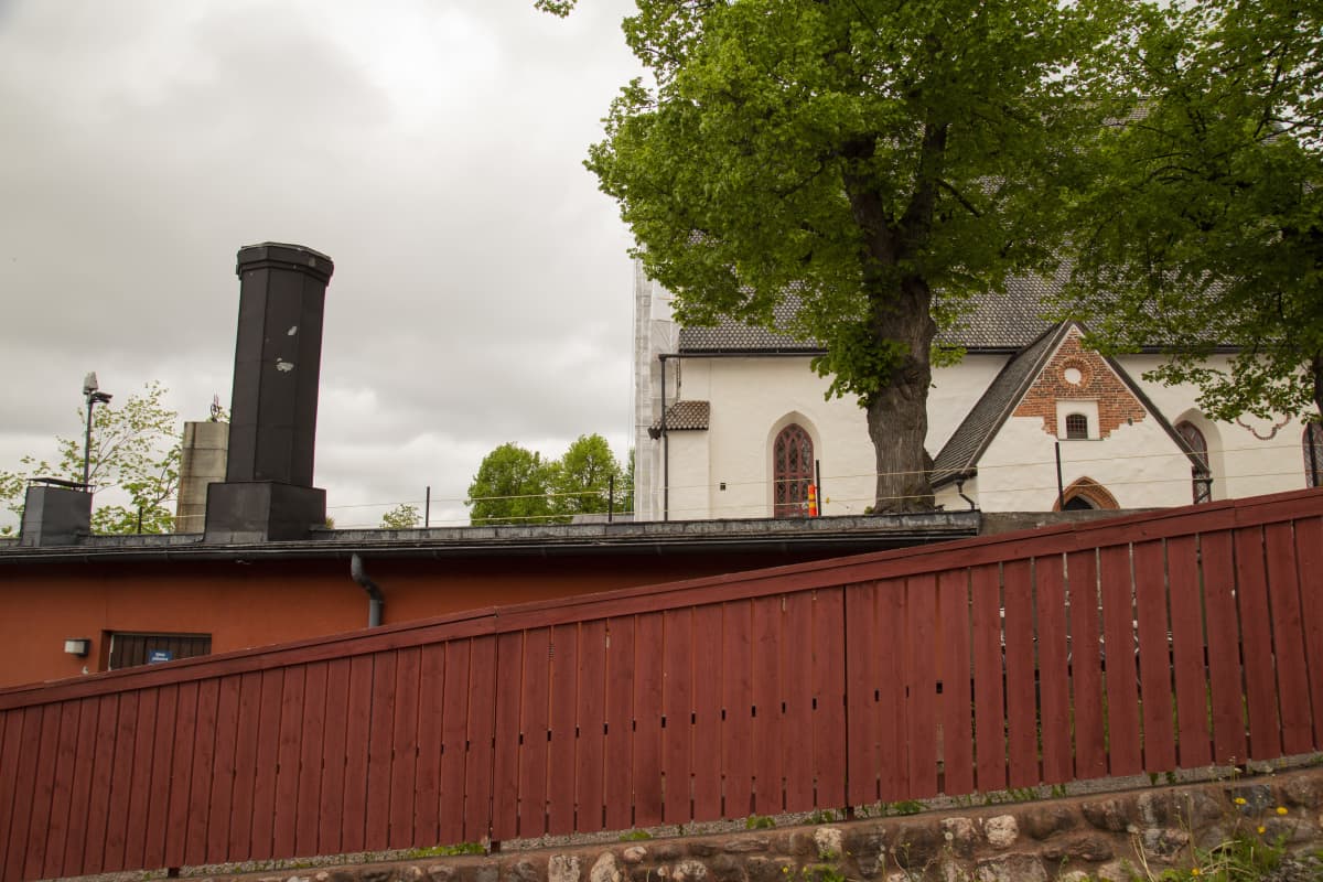 Porvoon tuomiokirkko ja sen pihassa tyhjän