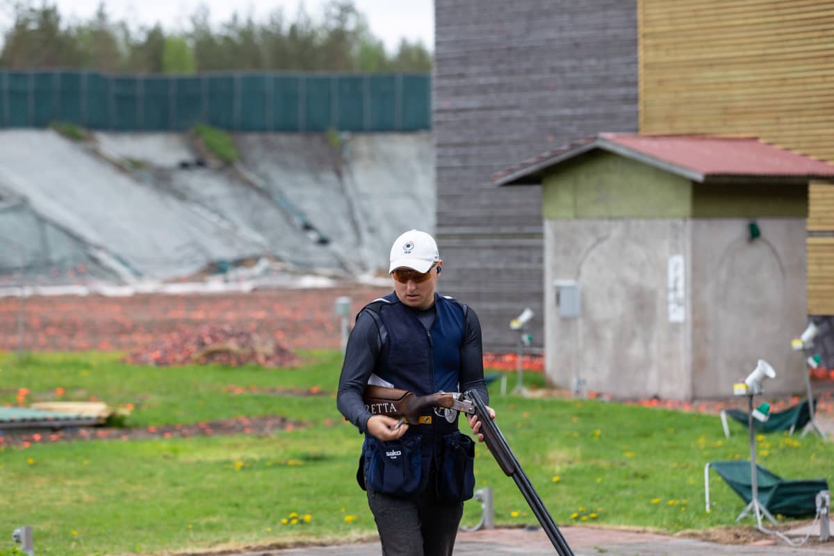 Skeet-ampuja Lari Pesonen Hälvälän ampumaradalla 26.5.2019.