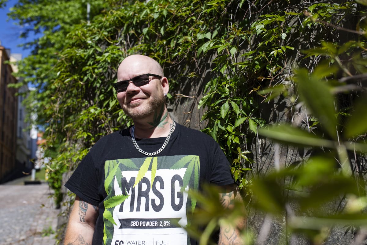 Kannabiksesta valmistettuja cbd-tuotteita Suomeen tuova Tuomas Ahonen henkilökuvassa.