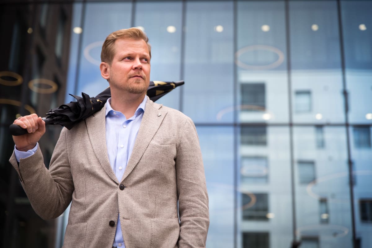Antti Luusuaniemi lasitalon edessä.