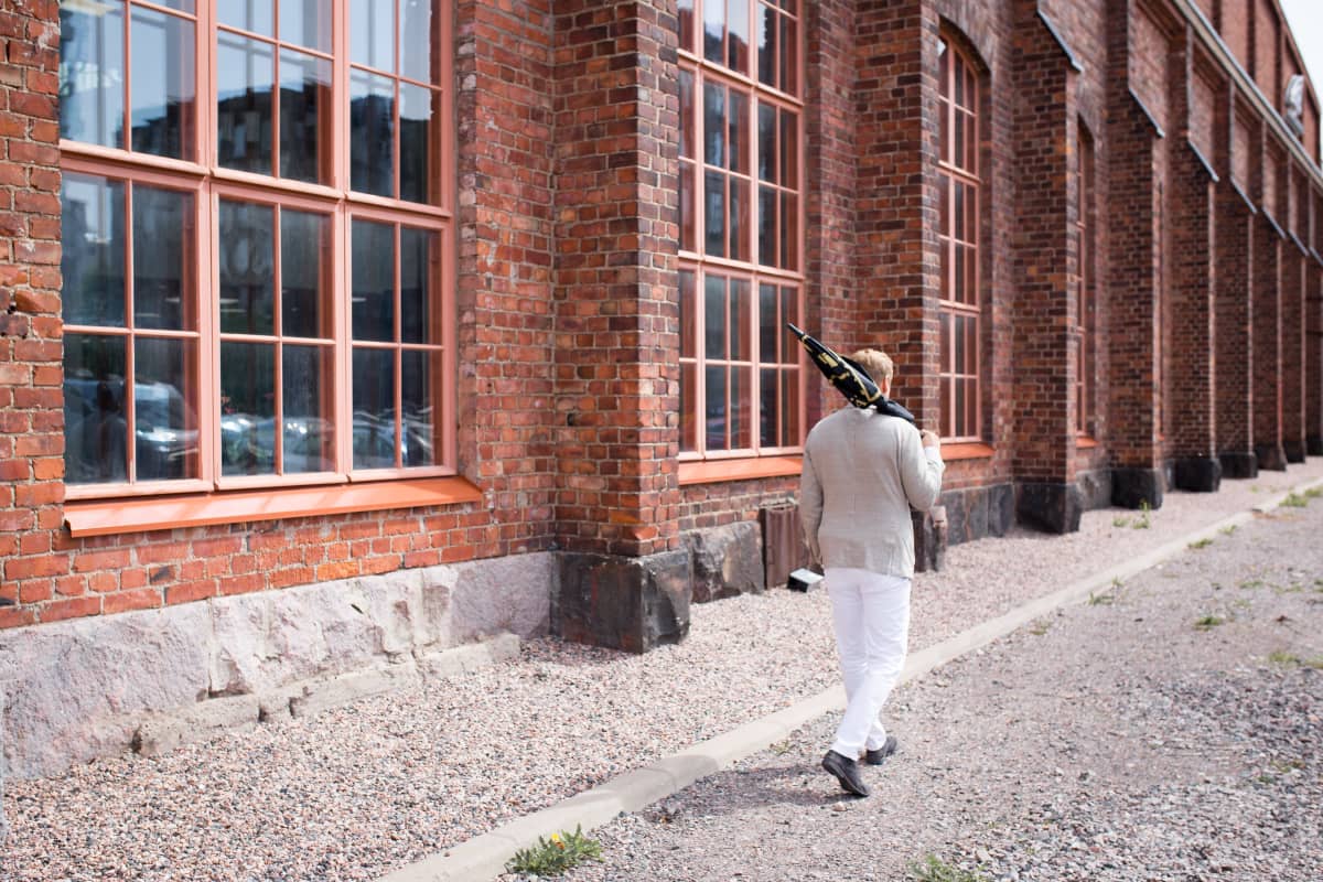 Antti Luusuaniemi konepajalla.
