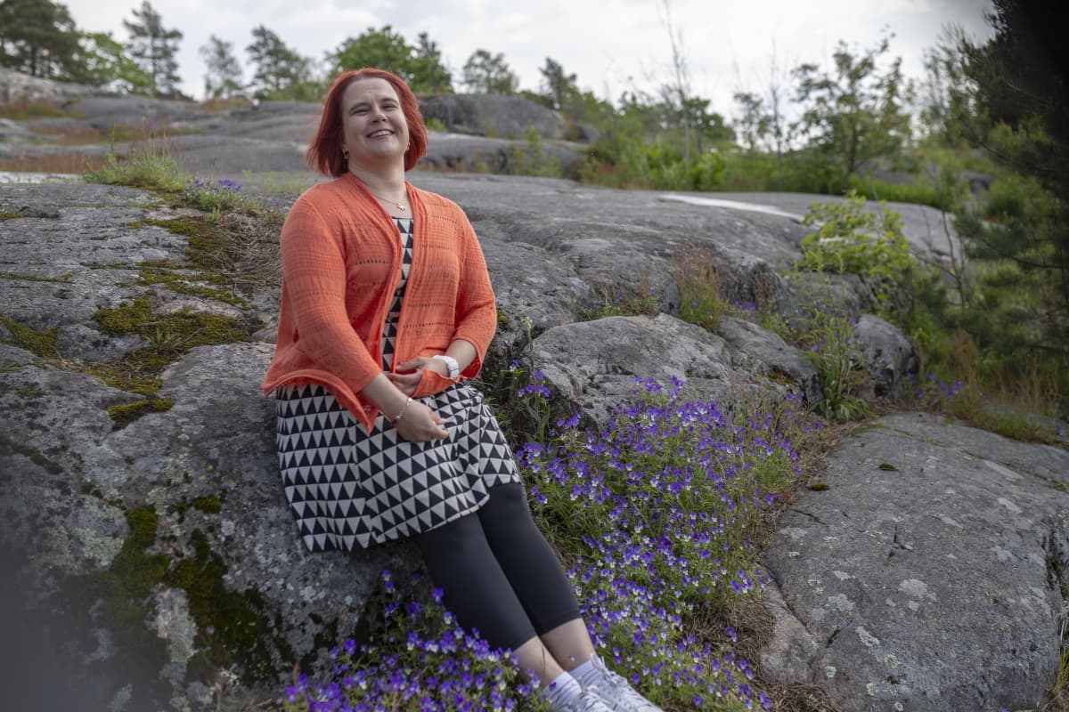 Sanna Kallio katsoo merelle