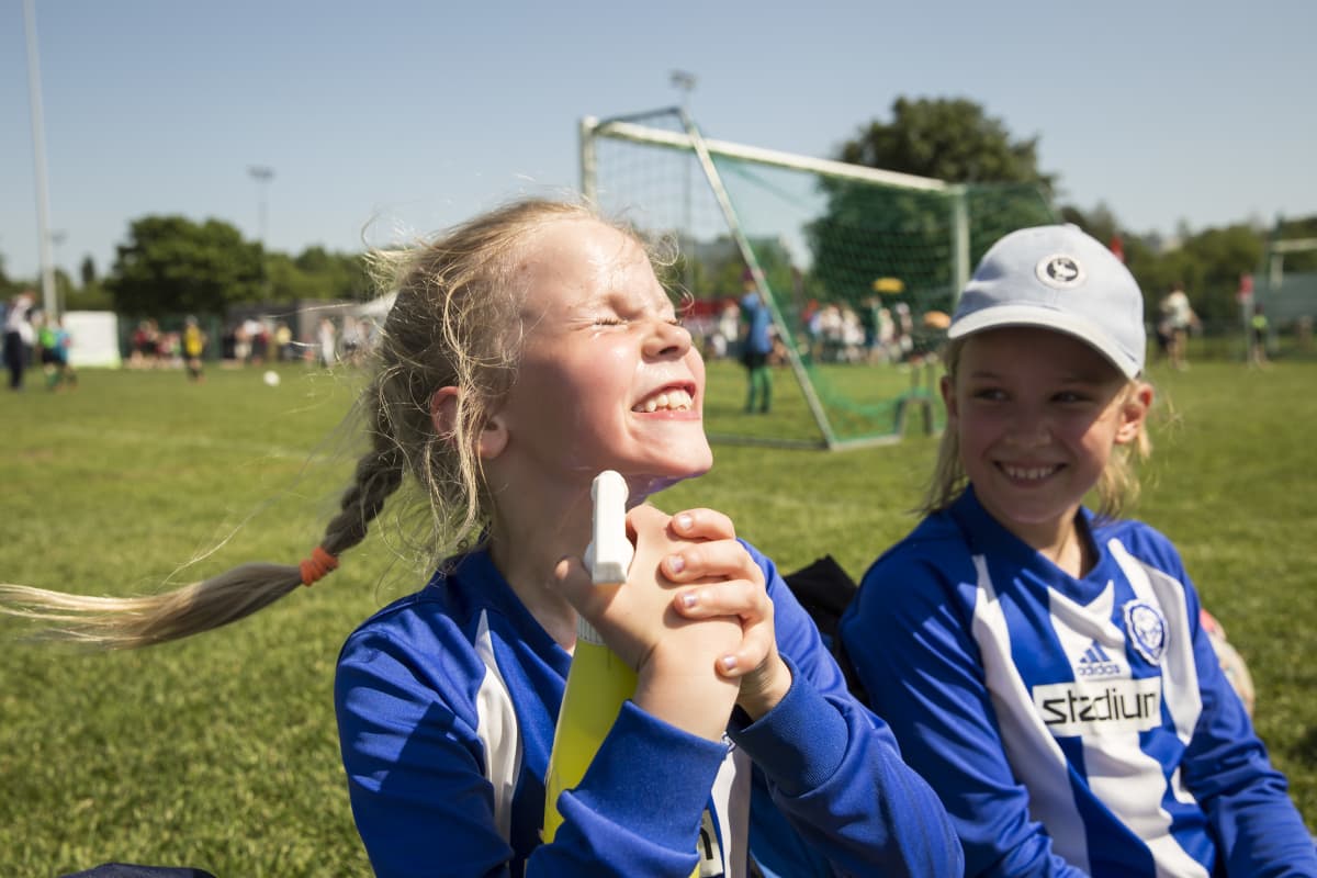 Ellen Kailanen jäähdyttää, vieressä Iida Nikunen ,HJK EAST T-10v
