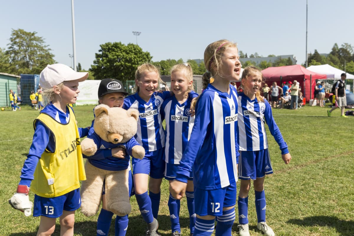 HJK East T-10 -joukkue huutaa pelin päätyttyä