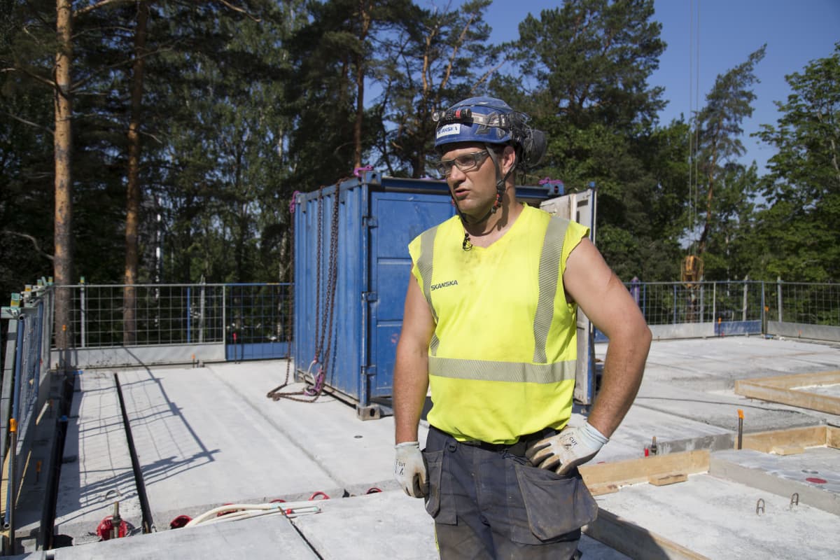 Joni Koponen rakennustyömaalla Helsingin Pitäjänmäellä.