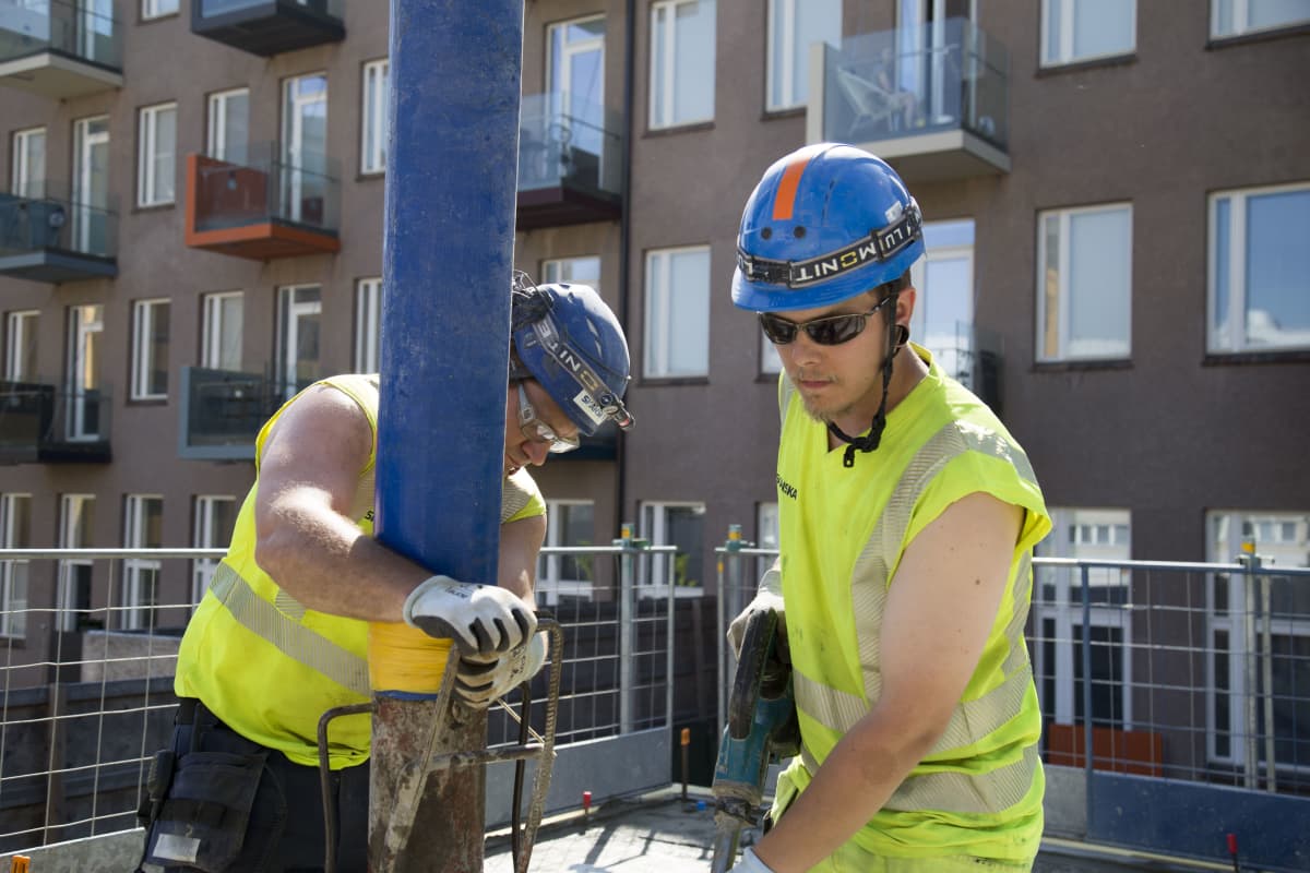 Rakennustyömaa Pitäjänmäellä. Skanska. Betonivalu.